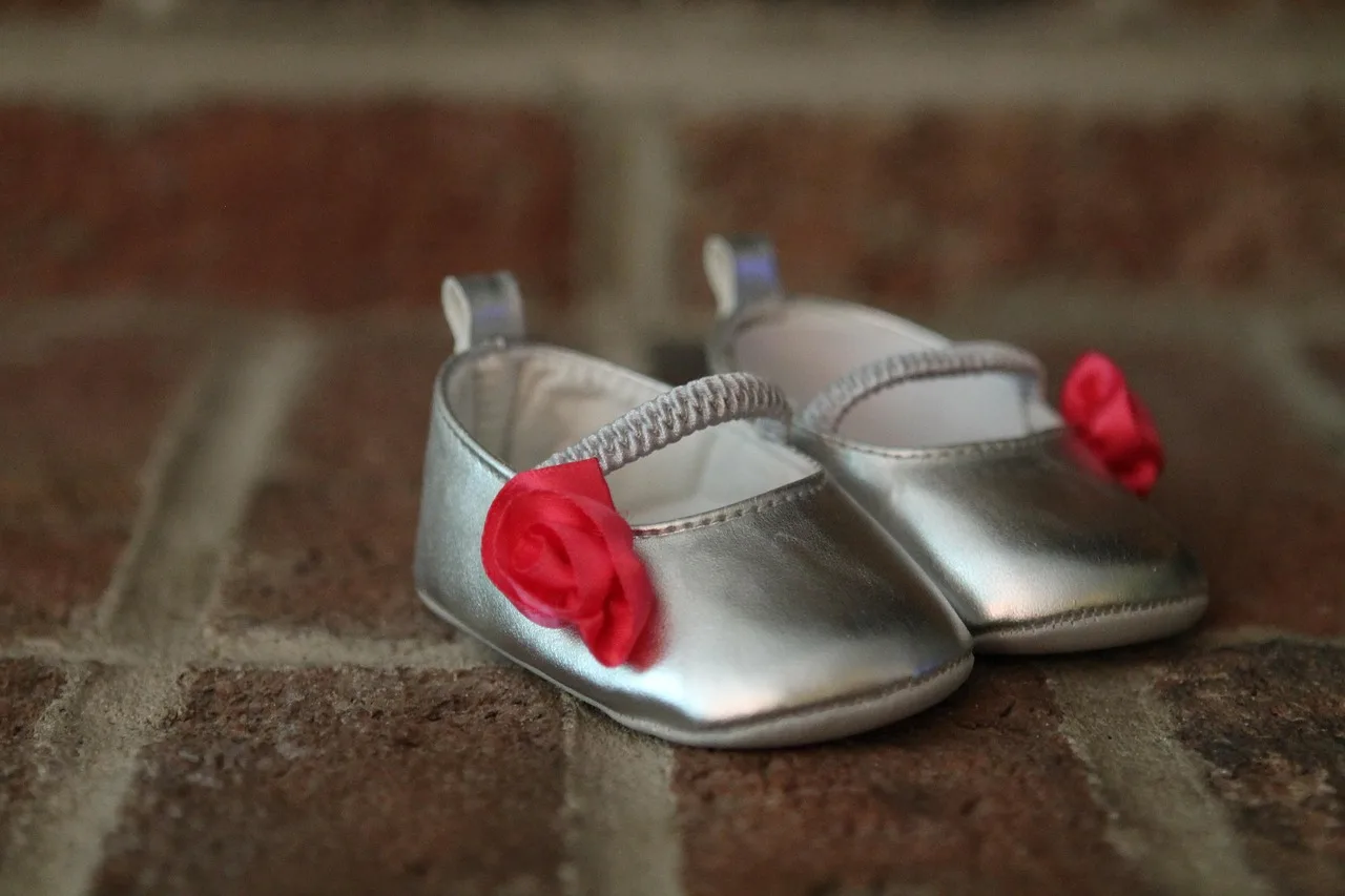 baby announcement, girl shoes, baby shoes, baby, new girl, baby girl, brown news, brown shoes, brown new, baby announcement, baby shoes, baby shoes, baby shoes, baby shoes, baby shoes. How a short celebrity children announcement earns every one of its words