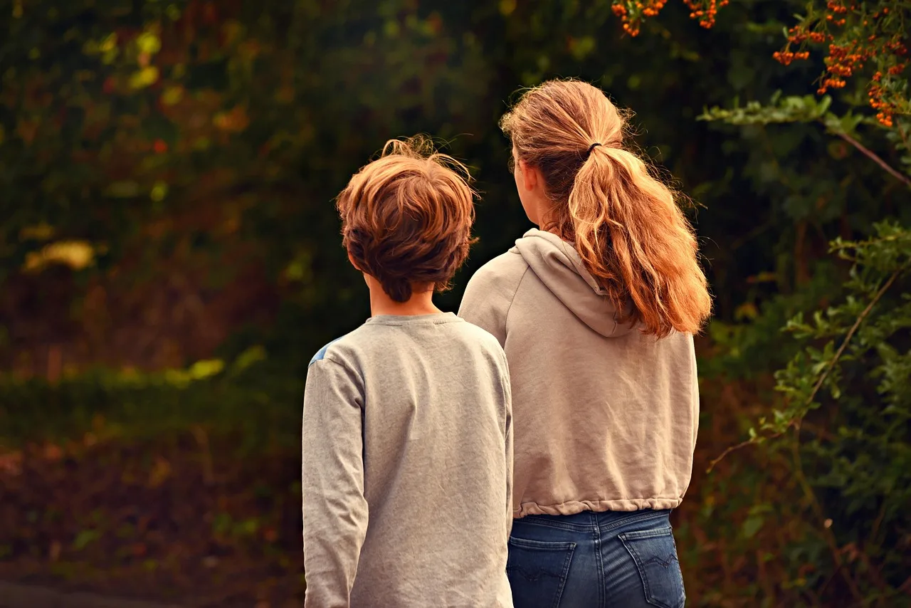 siblings, outdoors, family, boy, girl, brother, sister, kids, together, walking, siblings, family, family, family, family, family. Celebrity siblings list method: seven fields and a dated source per row