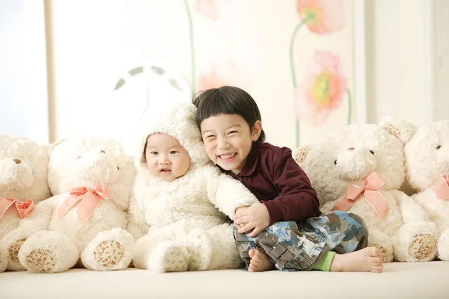 baby, happiness, sibling. Celebrity siblings timeline: how sibling dates and orders are handled